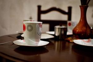 eine Kaffeetasse auf einem Holztisch in der Unterkunft Apart Antonys in Cochabamba