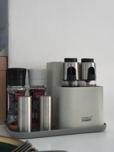 un estante con especias y condimentos en un mostrador en Negotin Centar Apartment with Parking, en Negotin