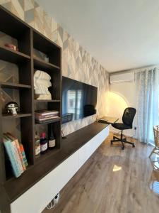 una oficina con escritorio y silla en una habitación en Negotin Centar Apartment with Parking en Negotin