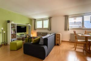un salon avec un canapé et une table dans l'établissement Casa Waldheim, à Brunico