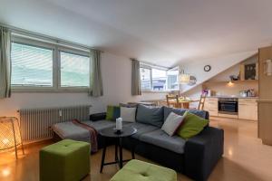 un salon avec un canapé et une table dans l'établissement Casa Waldheim, à Brunico