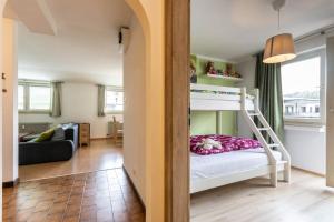 una piccola camera con letto a castello e un soggiorno di Casa Waldheim a Brunico
