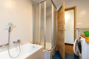 une salle de bain avec douche et baignoire dans l'établissement Casa Waldheim, à Brunico 17 autres photos