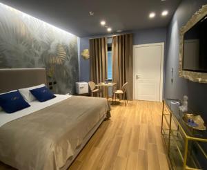 - une chambre avec un lit, une télévision et une table dans l'établissement Hotel Motel Top, à Cusago