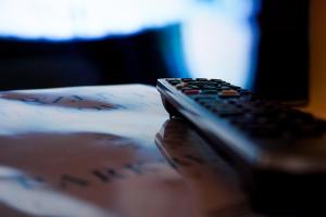 a remote control sitting on top of a bed at Parkresidenz Lychen, Ferienwohnung 8 in Lychen