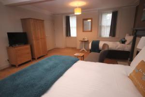 una camera con letto e un soggiorno di Inglestone House Guest House a Kelso