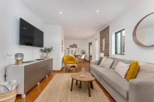 un salon avec un canapé et une table dans l'établissement Casa dos Sonhos Albufeira, à Albufeira