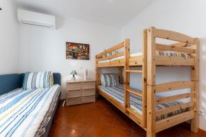 une chambre avec deux lits superposés et un bureau dans l'établissement Casa dos Sonhos Albufeira, à Albufeira