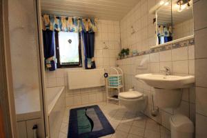 e bagno con lavandino, servizi igienici e doccia. di Ferienhaus Corinna a Kirchdorf im Wald