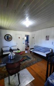 um quarto com duas camas e uma mesa em Casinha de campo rural em Urubici
