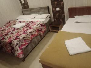 Кровать или кровати в номере Veg park view hotel matheran