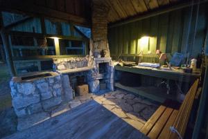 eine Küche mit einem Steinkamin in einem Haus in der Unterkunft Värava Farm in Pidula