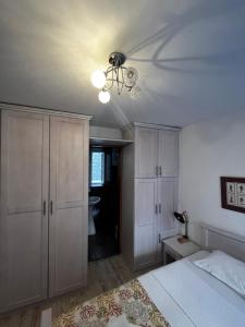 - une chambre avec un lit et un ventilateur de plafond dans l'établissement Guesthouse Athos, à Kotor