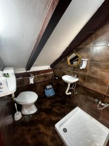 Ett badrum på Guesthouse Athos