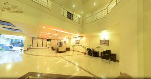 a lobby of a hospital with a waiting room at Hotel Hong Kong Inn in Amritsar