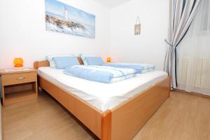 1 cama con 2 almohadas azules en una habitación en Apartment Nane, en Dubrovnik