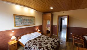 ein Schlafzimmer mit einem großen Bett in einem Zimmer in der Unterkunft Agroturystyka Chmiel in Sromowce Wyżne