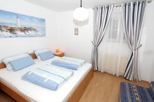 Un dormitorio con una cama con almohadas azules. en Apartment Nane, en Dubrovnik