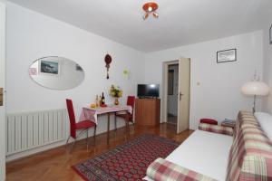 Sala de estar con cama y mesa con comedor en Apartment Nane, en Dubrovnik