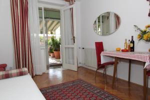 comedor con mesa y espejo en Apartment Nane, en Dubrovnik