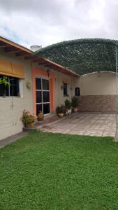a house with a green lawn in front of it at LA PALMERA in Maipú