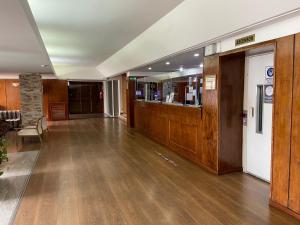 an empty lobby with wood paneling and a lobby at Hotel Tehuelche in Esquel