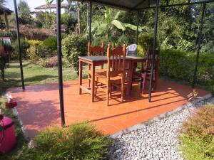 En hage utenfor Rupa View Guest house
