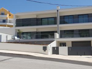 ein Apartmenthaus mit weißer Fassade in der Unterkunft Fou de Foz in Foz do Arelho