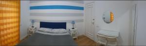 ナポリにあるB&B Rivalta - Posillipoのベッドルーム1室(ベッド1台、ナイトスタンド2台付)