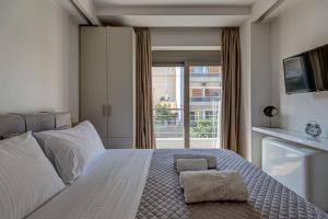 sypialnia z dużym łóżkiem i oknem w obiekcie Deluxe & Modern Apartment In Athens w Atenach