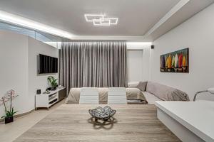 Deluxe & Modern Apartment In Athens في أثينا: غرفة نوم مع سرير وغرفة معيشة