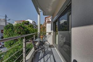 balcone con tavolo e vista sulla città di Deluxe & Modern Apartment In Athens ad Atene