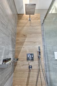 un bagno con vista sul soffitto e doccia di Deluxe & Modern Apartment In Athens ad Atene