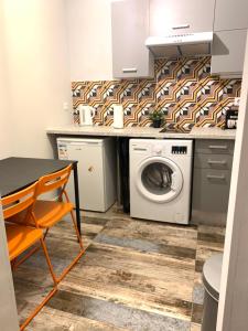 A kitchen or kitchenette at Athens City Themis 6