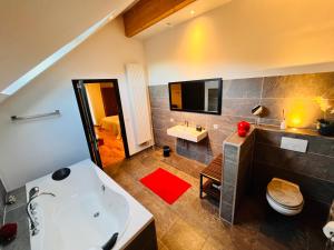 Un baño con bañera blanca y lavabo. en L'Hoursinne, en Érezée 30 fotos más