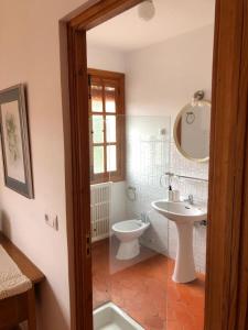 ein Badezimmer mit Waschbecken und Toilette in der Unterkunft El Huerto de Maravillas in Cehegín