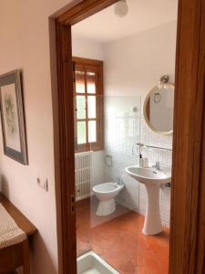 セエヒンにあるEl Huerto de Maravillasのバスルーム(洗面台、トイレ付)