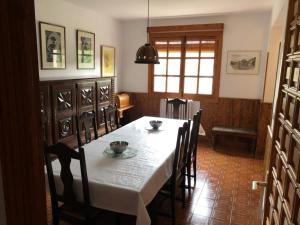 ein Esszimmer mit einem weißen Tisch und Stühlen in der Unterkunft El Huerto de Maravillas in Cehegín
