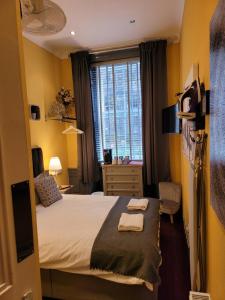 una camera con letto e finestra di The Residence - NO 8 a Edimburgo