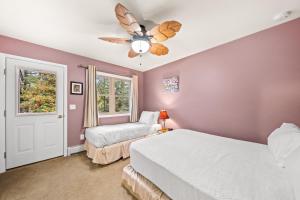 1 dormitorio con 2 camas y ventilador de techo en River Retreat, en Brant Lake