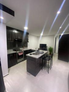 una grande cucina con isola al centro di Lindo Departamento excelente ubicación a Cuenca