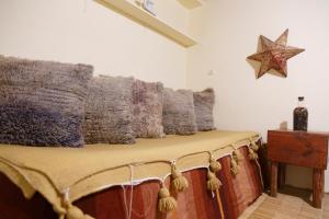 łóżko z poduszkami i gwiazdą na ścianie w obiekcie The Chill Art Hostel w mieście As-Suwajra