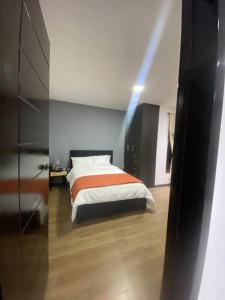 una camera da letto con un letto in una stanza di Lindo Departamento excelente ubicación a Cuenca 1 altra foto
