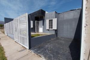 Casa con pileta mirador de cabildo في لا بونتا: منزل حديث مع هندسة معمارية سوداء وبيضاء