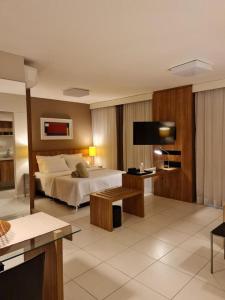 Habitación de hotel con cama y TV en RIO STAY, en Río de Janeiro