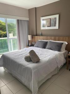 1 dormitorio con 1 cama grande y 2 toallas. en RIO STAY, en Río de Janeiro