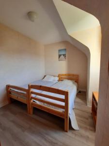 - une chambre avec un lit et un banc dans l'établissement Le Croisic Brocéliande, au Croisic