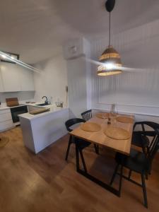 eine Küche mit einem Tisch und Stühlen im Zimmer in der Unterkunft Apartament centrum in Ciechocinek