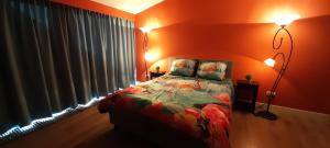 1 dormitorio con cama y ventana en Beemster b&b en Zuidoostbeemster