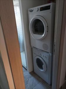 a washing machine and a washer in a room at Appartamento in centro Cuneo. in Cuneo
